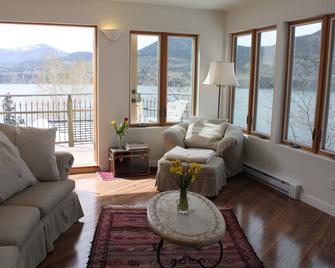 God's Mountain Crest B&B - 彭蒂克顿 - 客厅