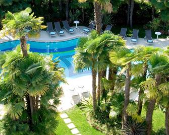 佛洛拉帕克酒店 - 里瓦 - 游泳池