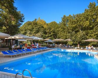 贝斯特韦斯特普拉斯国会酒店 - 埃里温 - 游泳池