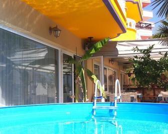 欧洲旅馆酒店 - 帕拉利亚卡泰里尼斯 - 游泳池