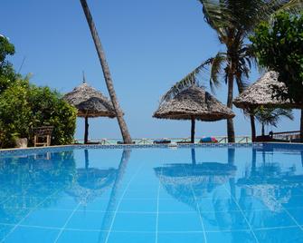 海洋之家酒店（海滩之家酒店） - Jambiani - 游泳池