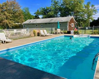 Kennebunkport Motor Lodge - 肯尼邦克港 - 游泳池