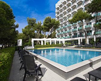 国际海滩酒店 - 利尼亚诺萨比亚多罗 - 游泳池