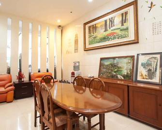 RedDoorz near Balai Kota Surabaya - 泗水 - 餐厅