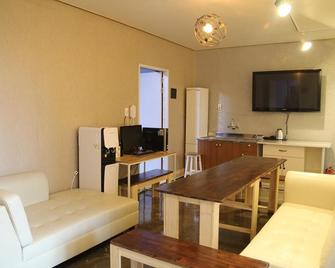 Jeju The Aewolbadang Guest House - 济州 - 客厅