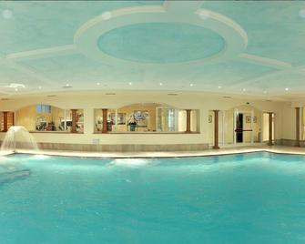 自由大酒店 - 里瓦 - 游泳池