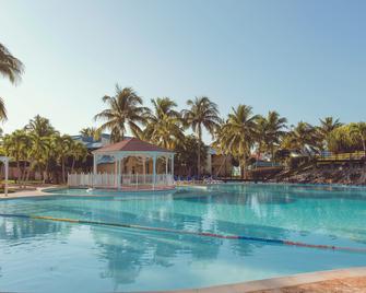 比莱夫体验绿松酒店 - 式 - 巴拉德罗 - 游泳池